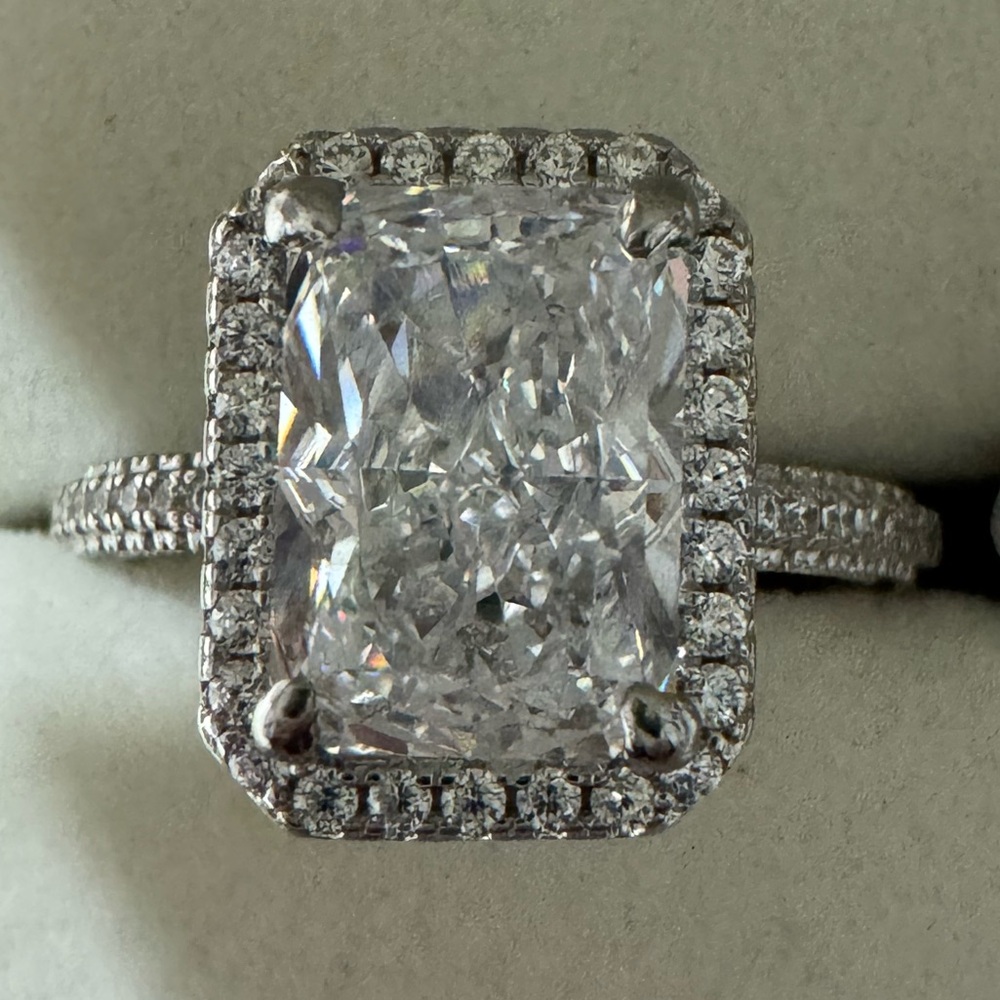 ••NEW •• Too large for me, and return would be a pain in the rea…